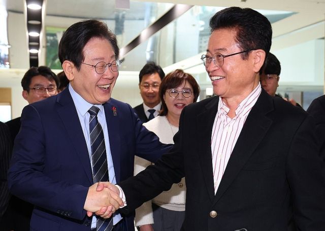 더불어민주당 이재명 대표가 1일 오전 경북도청을 찾아 이철우 경북도지사와 악수하고 있다. 연합뉴스