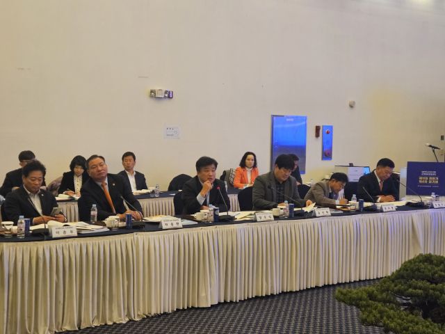 양우식 경기도의회 의회운영위원장(왼쪽에서 세번째)이 최근 충북 청주에서 열린 대한민국 시도의회의회운영위원장 협의회에 참석해 ‘지방의회 교섭단체 전문성 강화 법률 개정 촉구 건의안’의 필요성을 설명하고 있다. 경기도의회 제공