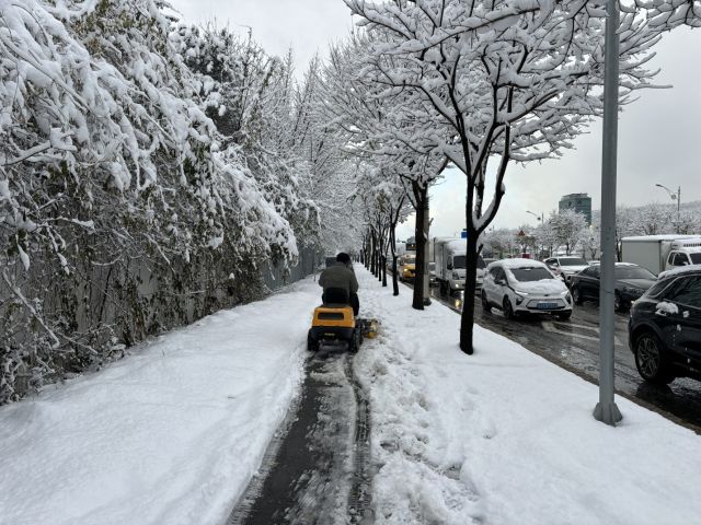 경기도는 지난달 30일 하루 동안 11개 시·군에 2천639명의 인원을 투입해 후속 제설 작업을 했다. 경기도 제공
