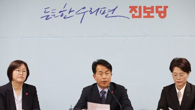 진보당 윤종오 의원(가운데). 연합뉴스