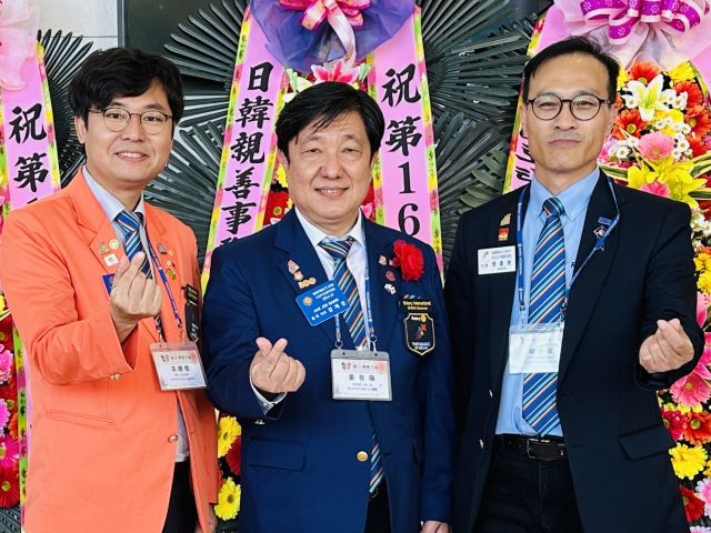 국제로타리 3750지구 강재진 총재(중앙)와 한종현 차차차기 총재(우측), 수원서부 로타리클럽 오현태 회장(좌측)이 함께 사진을 찍고 있다.
