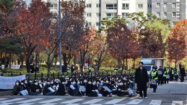 신천지예수교회 성도가 경기도청 앞에서 집회를 하고 있는 모습이다. 오민주기자