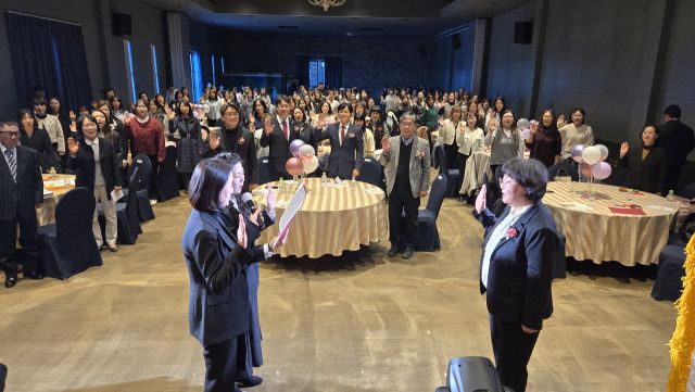 최근 에버리치호텔에서 열린 ‘2024년 강화군 보육인 한마음 대회’에서 결의문을 낭독 하고 있다. 강화군청