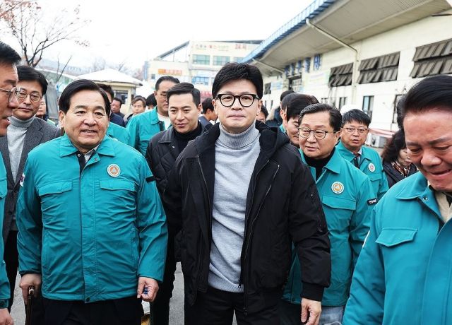 국민의힘 한동훈 대표가 1일 오후 지난 폭설 때 지붕이 무너진 경기도 안양시 동안구 안양농수산물도매시장을 방문해 현장을 살펴보고 있다. 연합뉴스