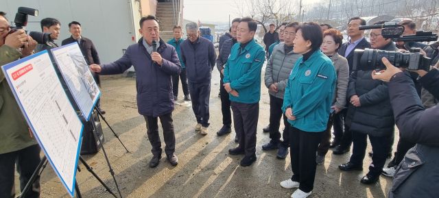 송미령 농림축산식품부 장관이 1일 여주 폭설피해 현장을 방문해 이충우 시장으로부터 피해현황을 보고받고 있다. 유진동기자