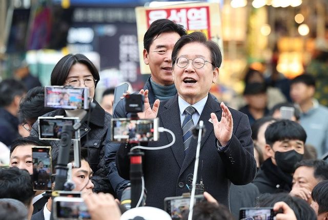 더불어민주당 이재명 대표가 1일 오후 경북 포항시 죽도시장을 찾아 시민들에게 인사하고 있다. 연합뉴스