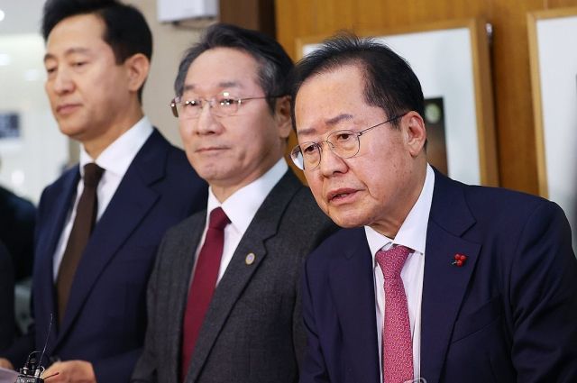 홍준표 대구시장이 6일 오후 서울 중구 프레스센터에서 긴급 회의 입장 발표 관련 질문에 답하고 있다. 연합뉴스