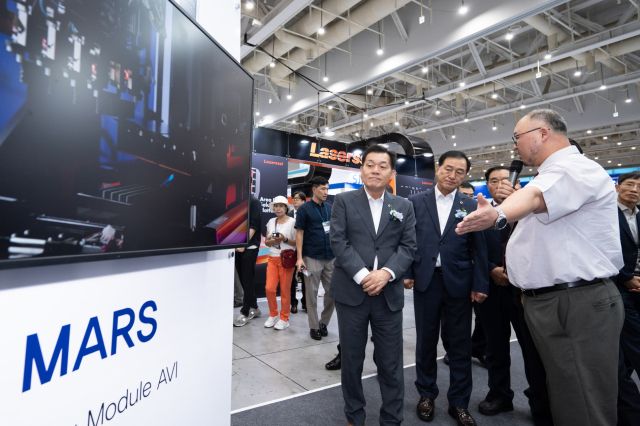 지난 8월 수원컨벤션센터에서 열린 ‘2024 차세대 반도체 패키징 산업전’에서 이재준 수원시장이 전시장을 참관하고 있다. 수원시 제공