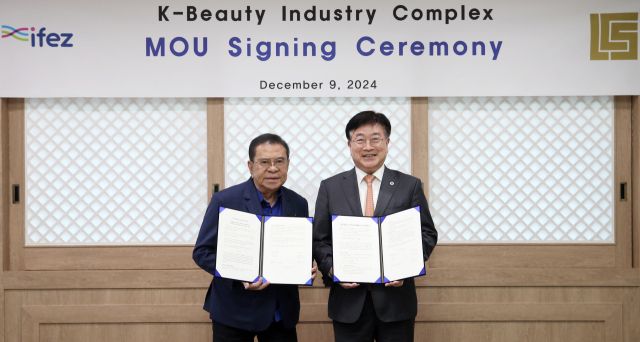 윤원석 인천경제청장과 루이스 샤빗 싱손 회장이 지난 9일 ‘K-뷰티산업 콤플렉스 유치를 위한 양해각서’를 한 뒤 기념 촬영을 하고 있다. 인천경제청 제공