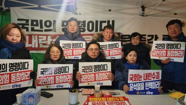 경기도의회 더불어민주당 수석대표단이 10일 새벽 도의회 앞에서 천막 농성을 하고 있다. 도의회 더불어민주당 제공.
