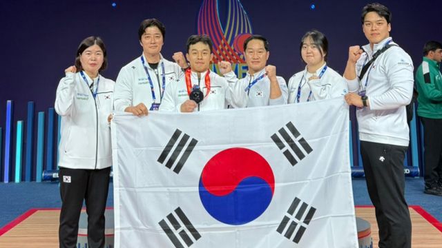 2024 세계역도선수권대회 남자 73㎏급 용상에서 은메달을 획득한 이상연(왼쪽 3번째)이 시상식 후 기념촬영을 하고 있다.대한역도연맹 제공