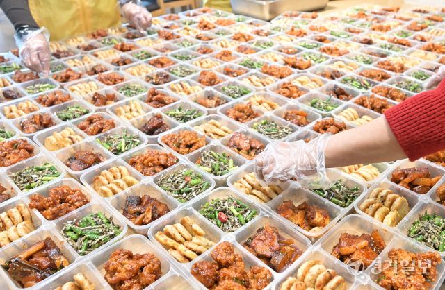 소외계층을 위한 따뜻한 '사랑나눔 도시락 반찬 봉사활동' [포토뉴스]