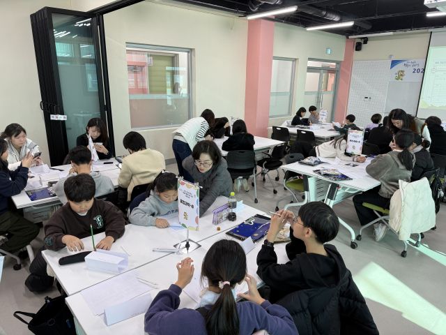지난 7일 오후 경기공유학교 용인캠퍼스에서 ‘2025 용인미르아이 공유학교 학생기획형 프로그램 운영을 위한 학생기획워크숍’이 진행되고 있다. 용인교육지원청 제공