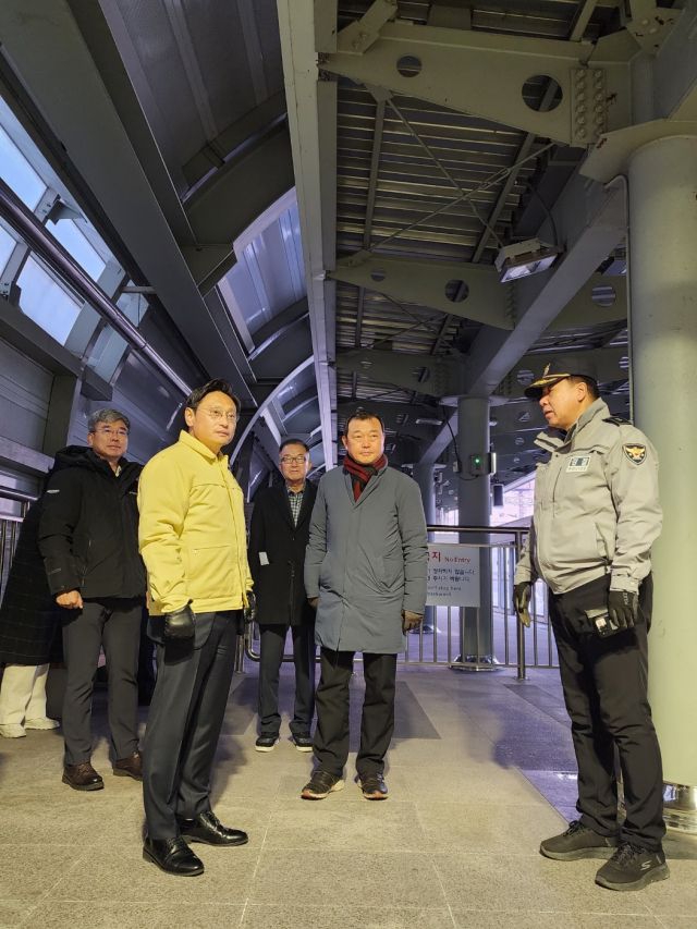 오후석 경기도 행정2부지사가 10일 오전 경강선 광주역에서 철도파업으로 인한 시민 불편 사항을 점검하고 있다. 경기도 제공.