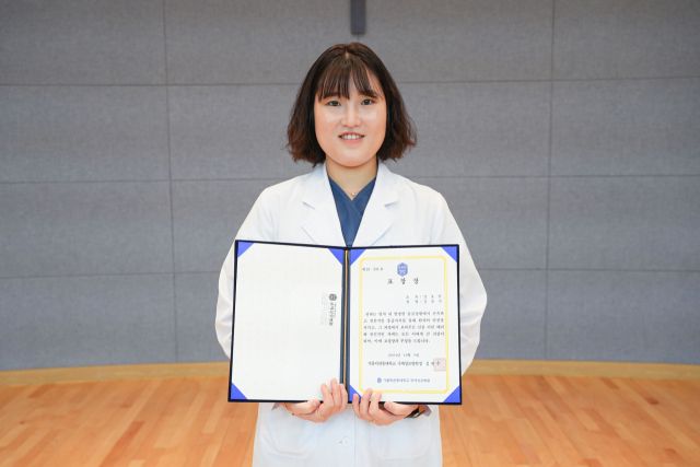 KTX에서 응급 환자를 구한 김슬기 가톨릭관동대학교 국제성모병원 간호사가 표창을 받은 뒤 기념촬영을 하고 있다. 가톨릭관동대 국제성모병원 제공