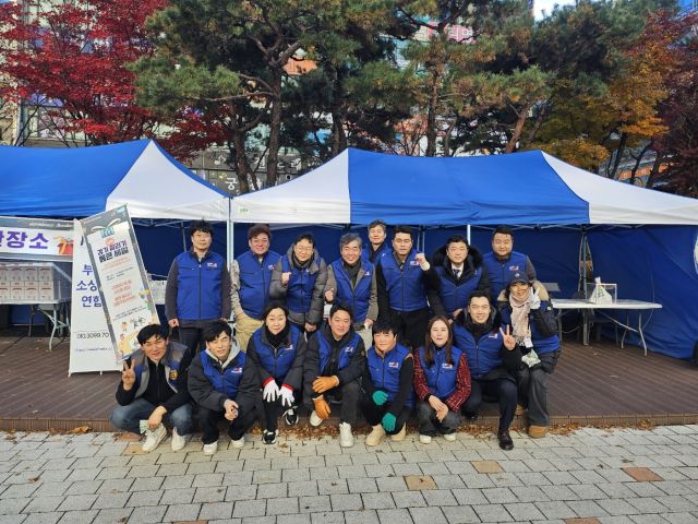 지난 6일 부천시소상공인연합회가 경기도시장상권진흥원에서 진행하고 있는 ‘연말 경기 살리기 통큰세일’ 행사를 개최한 뒤 기념촬영을 하고 있다. 부천시소상공인연합회 제공