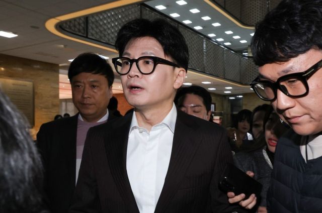 국민의힘 한동훈 대표가 10일 오전 여의도 국회에서 열린 비상의원총회에 참석하고 있다. 연합뉴스