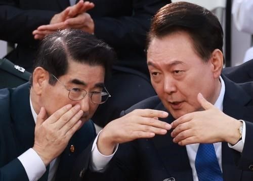 윤석열 대통령(오른쪽)과 김용현 전 국방부 장관. 연합뉴스