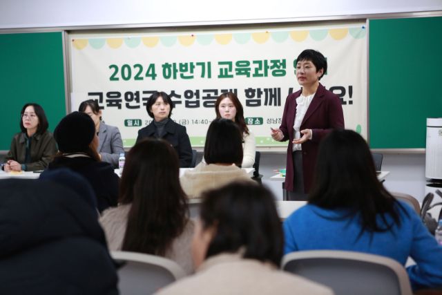 최근 성남장안초에서 진행된 교과연계 교육연극에서 학교 교사와 예술강사가 협업한 교육연극 수업을 진행하고 있는 모습. 성남문화재단 제공