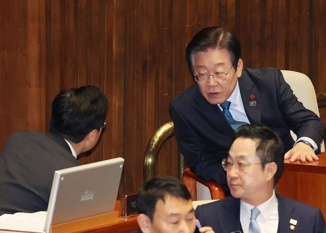 더불어민주당 이재명 대표와 박찬대 원내대표가 10일 국회 본회의에서 대화하고 있다. 연합뉴스