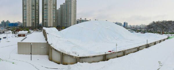 지난달 27일 내린 폭설로 인해 일부가 붕괴된 에어돔 생존수영장. 경기일보 DB