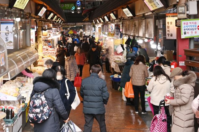 명절을 앞둔 수원시내 한 전통시장에 활기가 돌고 있다. 수원시 제공
