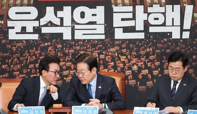 더불어민주당 이재명 대표가 10일 오전 서울 여의도 국회에서 열린 최고위원회의에서 김민석 최고위원과 대화하고 있다. 연합뉴스