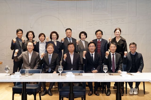 8일 오전 판교그래비티 호텔에서 열린 감염병 대응 민·관 협의체 조찬 간담회에서 신상진 성남시장을 비롯한 의료계 참석자들이 간담회를 마친 뒤 기념촬영을 하고 있다. 성남시 제공