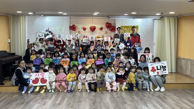 인천사회복지공동모금회와 애플어린이집은 11일 이웃돕기 성금 기탁식을 했다. 인천사회복지공동모금회 제공