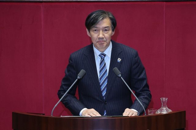 조국혁신당 조국 의원이 11일 오후 국회 본회의에서 '윤석열 대통령 위헌적 비상계엄 선포 내란행위'와 관련해 질문하고 있다. 연합뉴스