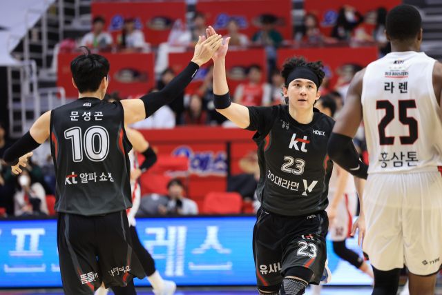 주전 선수들의 줄부상 속 수원 KT 소닉붐의 중추적인 역할을 담당하며 활력을 불어넣고 있는 박준영이 득점 후 문성곤과 하이파이브를 하고 있다.연합뉴스