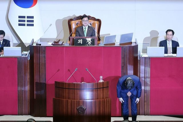 국민의힘 윤상현이 11일 오후 국회 본회의에서 '윤석열 대통령 위헌적 비상계엄 선포 내란행위'와 관련해 질문하기 앞서 고개숙여 사과하고 있다. 연합뉴스