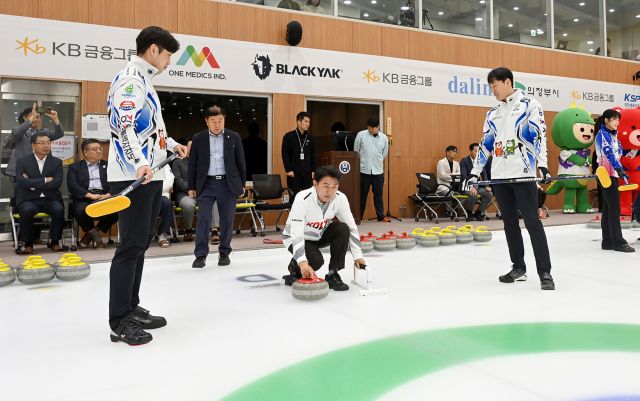 김동근 의정부시장이 의정부시 녹양동 실내 빙상장에서 킬링 경기를 하고 있다. 의정부시 제공