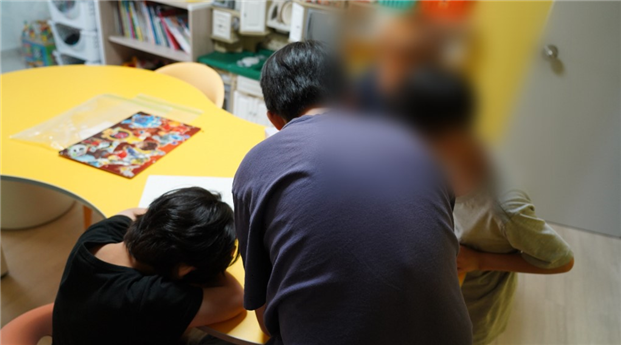 인천지역 학대 피해 장애아동들이 인천시피해장애아동쉼터에서 놀이 프로그램을 하고 있다. 인천사서원 제공