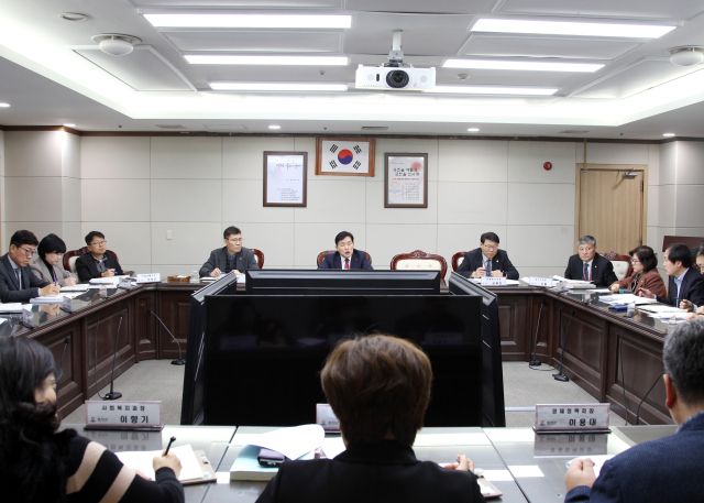 옹진군은 문경복 군수 주재로 지난 10일 긴급 간부회의를 열어 주민들의 불편이 없도록 정상적으로 행정서비스를 제공할 것과 연말연시를 맞아 공직기강 확립을 강조했다. 군 제공