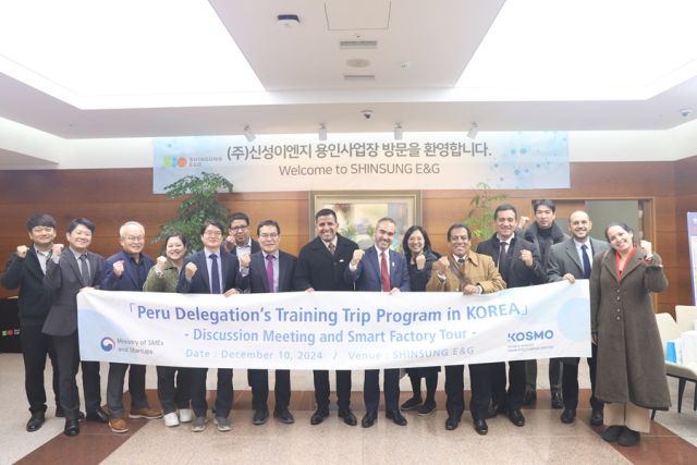 11일 신성이엔지 용인스마트팩토리에 방문한 페루 정부대표단과 UNDP 및 스마트추진단 관계자들이 기념촬영을 하고 있다. 신성이엔지 제공