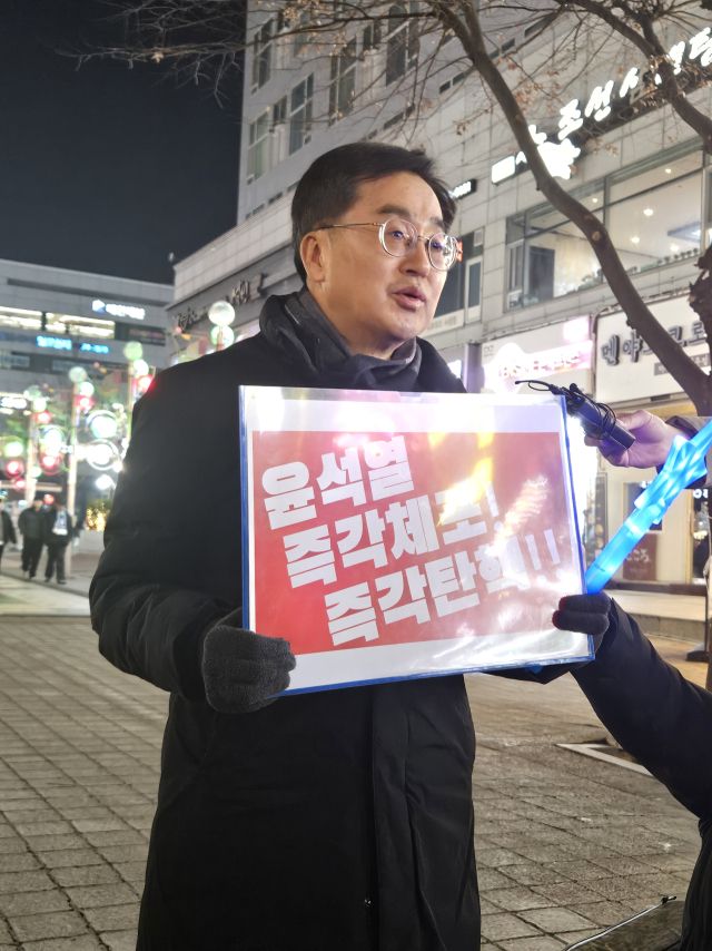 11일 수원 나혜석 거리에서 윤석열 대통령의 탄핵을 촉구하는 1인 시위에 나섰다. 김동연 경기도지사 팬클럽 ‘동고동락’ 제공