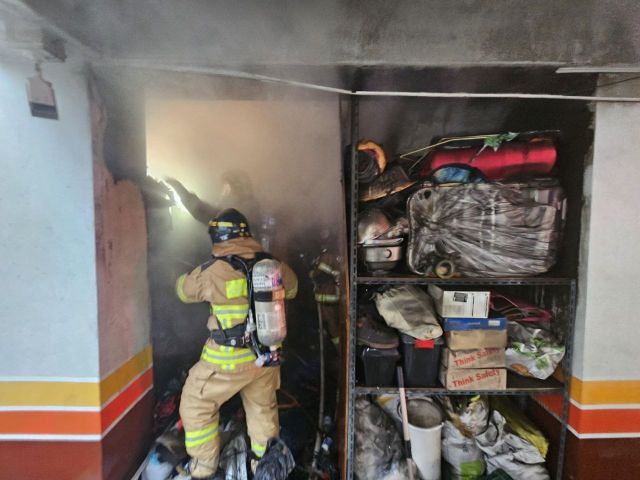 11일 오전 9시4분께 수원시 팔달구 구천동의 한 빌라 옆 쓰레기 더미에서 화재가 발생해 소방대원들이 불을 끄고 있다. 경기도소방재난본부 제공