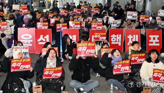 12일 오후 수원역 문화광장에서 열린 촛불집회에서 시민들이 윤석열 대통령의 즉각 탄핵과 체포를 촉구하고 있다. 조주현기자