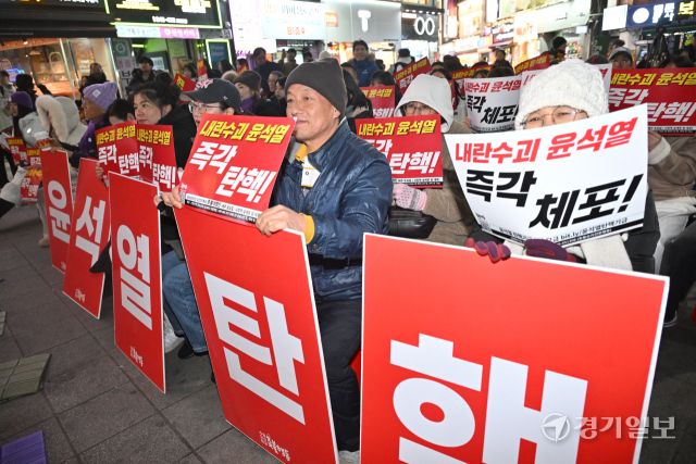 12일 오후 수원역 문화광장에서 열린 촛불집회에서 시민들이 윤석열 대통령의 즉각 탄핵과 체포를 촉구하고 있다. 조주현기자