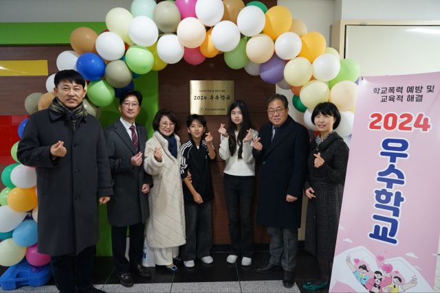 원순자 의정부교육장이 12일 오전 학교포력 예방 우수학교로 선정된 송산초교에서 현판전달식을 하고 있다. 의정부교육지원청 제공.