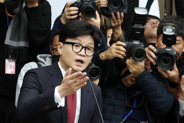 국민의힘 한동훈 대표가 12일 서울 여의도 국회에서 열린 원내대표 선출을 위한 의원총회에서 윤석열 대통령에 대한 탄핵 찬성 입장을 밝히고 있다. 연합뉴스