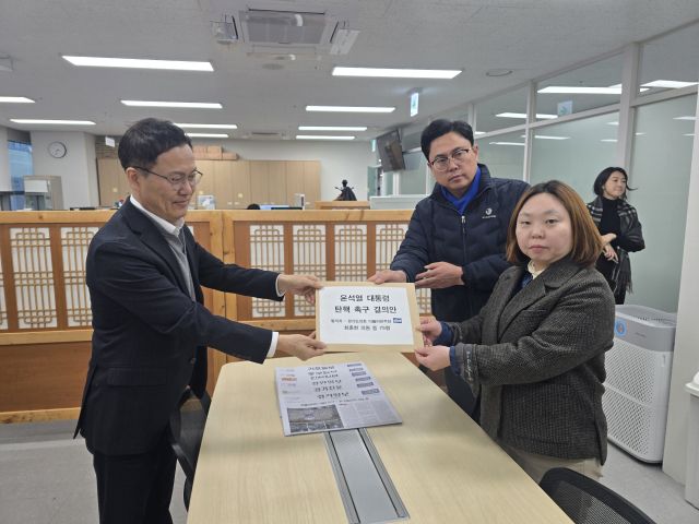 12일 오후 경기도의회 의사담당관실에서 도의회 더불어민주당 이용욱 총괄수석과 전자영 총괄대변인이 윤석열 대통령 탄핵 촉구 결의안을 제출하고 있다. 김경희기자