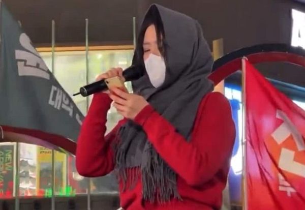 부산 서면 윤석열 대통령 탄핵 집회에 등장해 본인을 술집 여자라 소개한 A 씨. 엑스(X·옛 트위터) 캡처