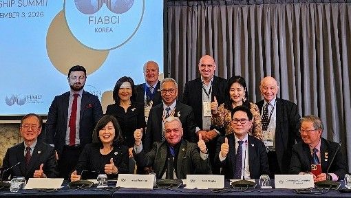 세계부동산연맹(FIABCI)이 지난 5일 스페인 바르셀로나에서 열린 ‘제43회 FIABCI 글로벌 리더십 서밋’에서 인천 개최 결정을 한 뒤 기념촬영을 하고 있다. 인천관광공사 제공