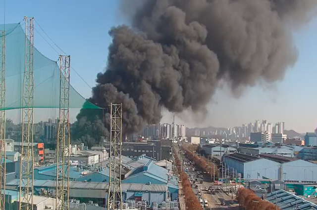 인천 서구 한 공장에서 난 불로 연기가 솟아오르고 있다. 봉수대길사거리 폐쇄회로(CC)TV 갈무리