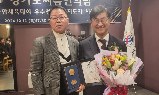 12일 오후 수원 라메르아이에서 열린 ‘2024 경기도씨름인의 밤’ 행사에서 김택수 경기도체육회장(왼쪽)이 박옥래 경기도씨름협회장에게 경기도지사 표창패를 전달한 뒤 기념촬영을 하고 있다.황선학기자