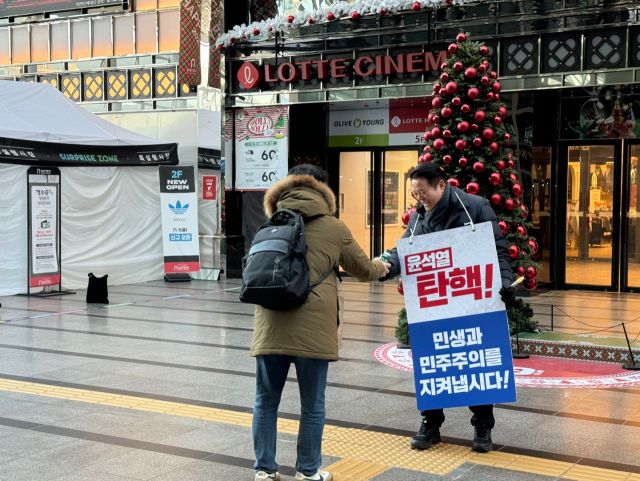최대호 안양시장이 12일 윤석열 대통령의 탄핵을 촉구하는 1인 시위를 벌이고 있다. 최대호 안양시장 SNS 캡처