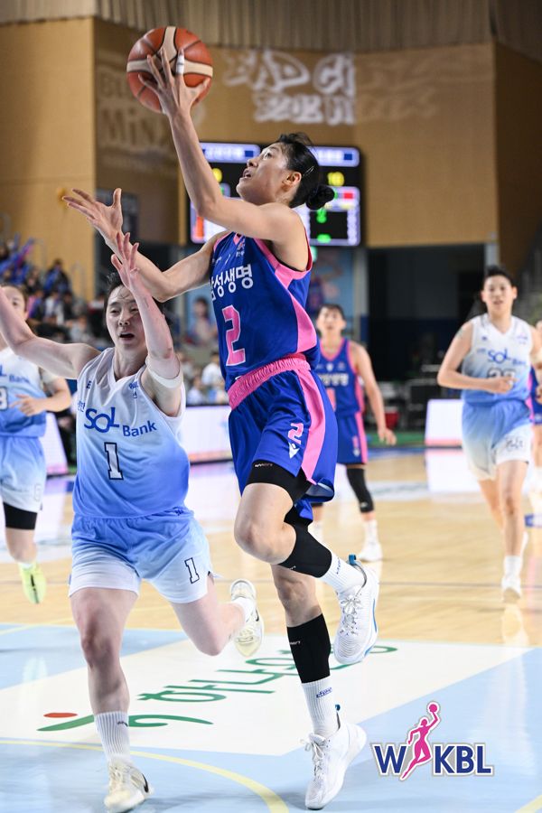 지난달 14일 용인실내체육관에서 열린 ‘하나은행 2024-2025 여자프로농구’ 2라운드 인천 신한은행전에서 용인 삼성생명 이해란이 슛을 시도하고 있다.WKBL 제공