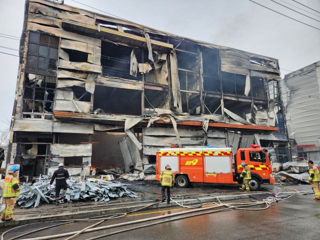 12일 오후 인천 서구 가좌동 한 파티용품 제조 공장에서 소방대원들이 잔불을 끄고 있다. 황남건기자